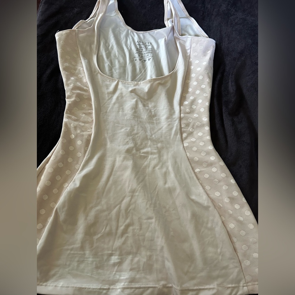 SPANX Scoop Neck Shape-wear. Gives enough control yet comfortable. Nude color